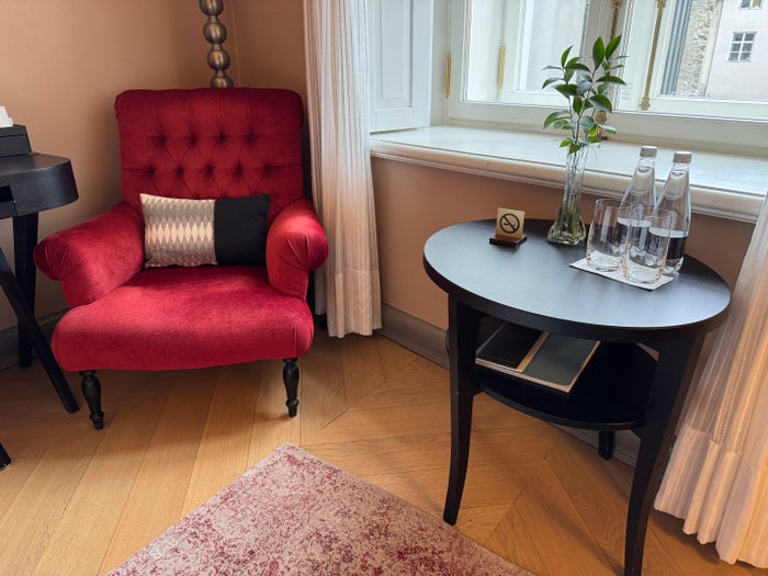 Hotel Telegraaf chair at window