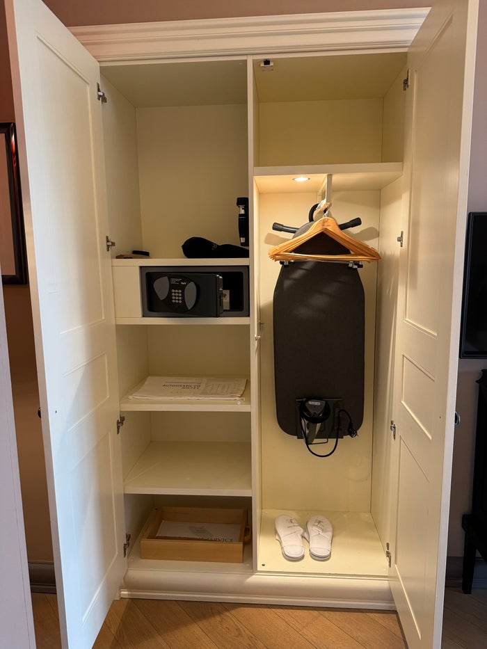 Hotel Telegraaf closet