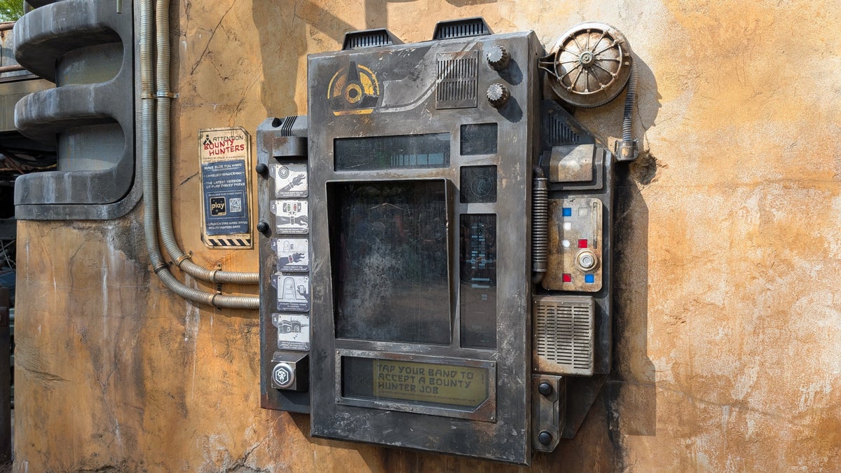 Magic Band Hollywood Studios bounty hunting