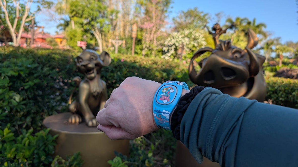 Magic Band statue interaction