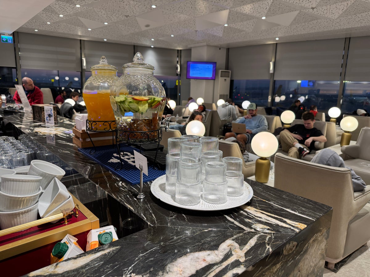 Plaza Premium Bosphorus Lounge SAW drinks at bar