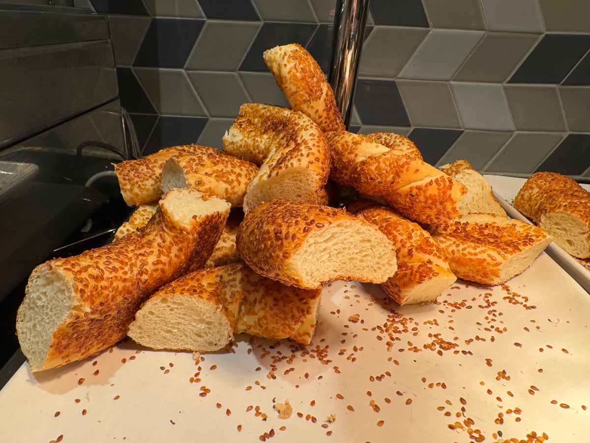 Plaza Premium Bosphorus Lounge SAW simit