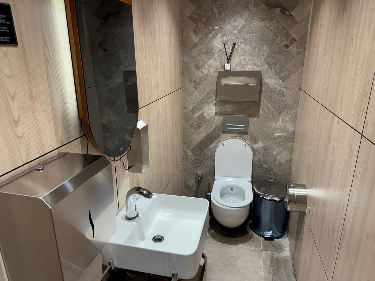 Plaza Premium Bosphorus Lounge SAW toilet