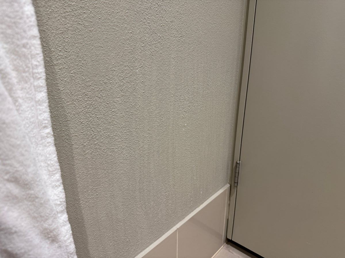Pullman Bunker Bay Resort twin bath dirty wall