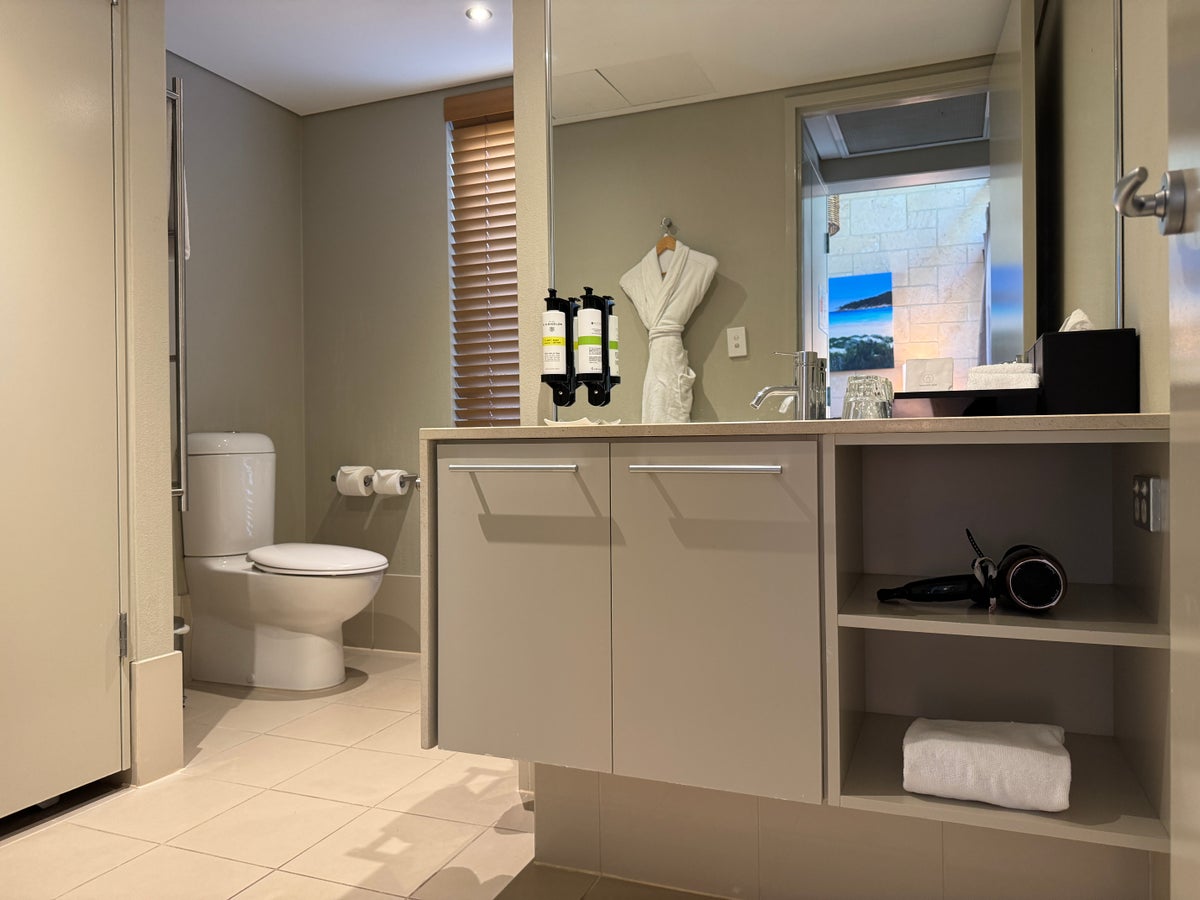 Pullman Bunker Bay Resort twin bath
