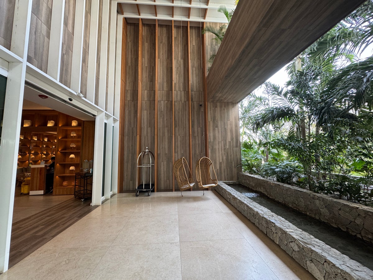 Santa Marta Marriott entryway entrance