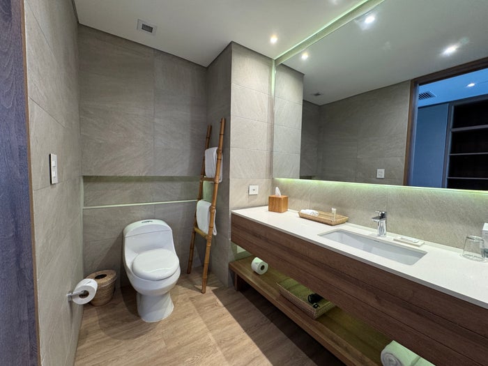 Santa Marta Marriott king bed bathroom Santa Marta Marriott king bed bathroom