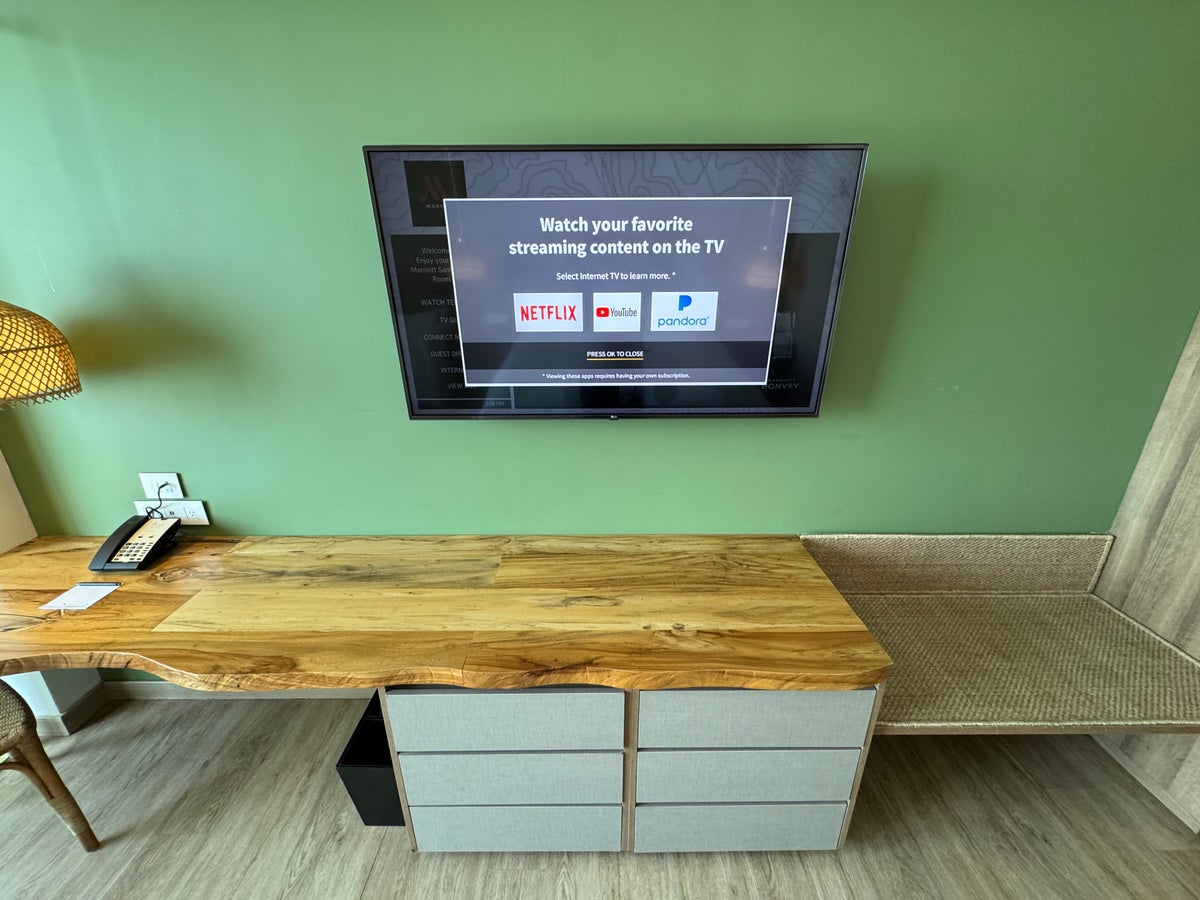 Santa Marta Marriott king room TV and desk