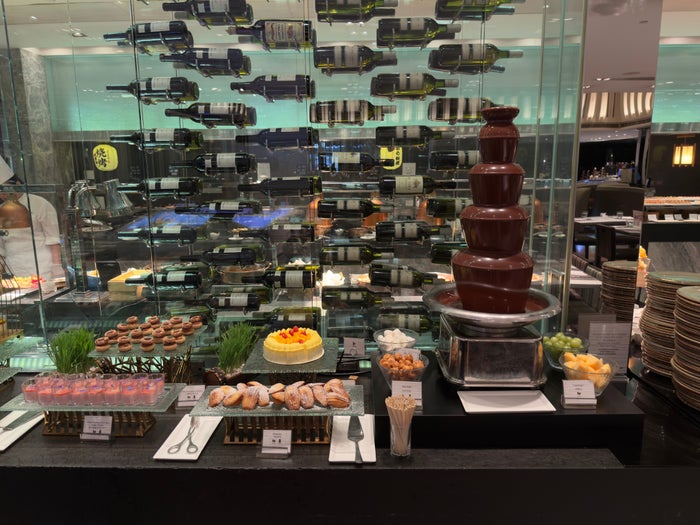 The Mira Hong Kong Yamm lunch buffet desserts