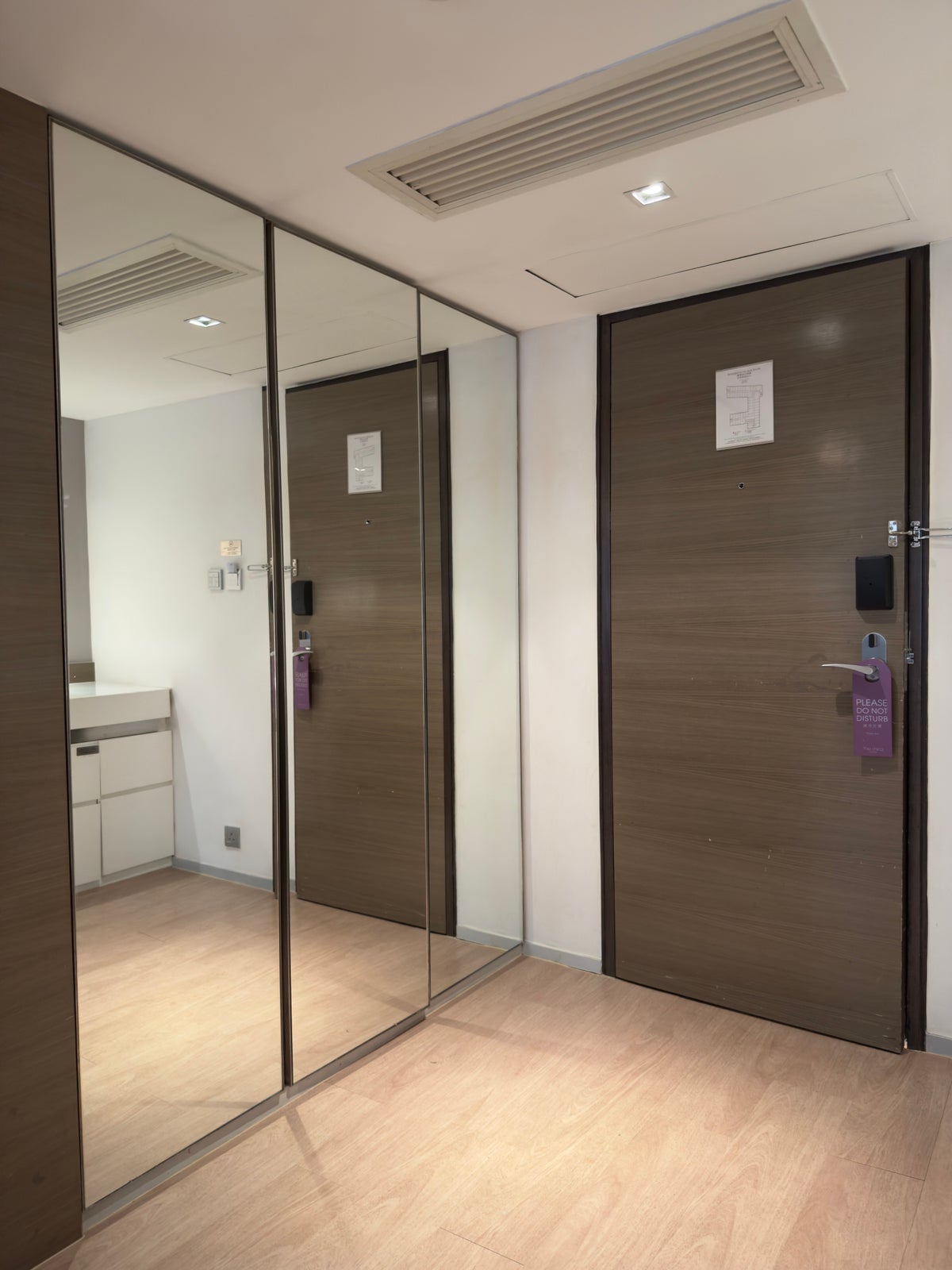 The Mira Hong Kong room mirrors and closet