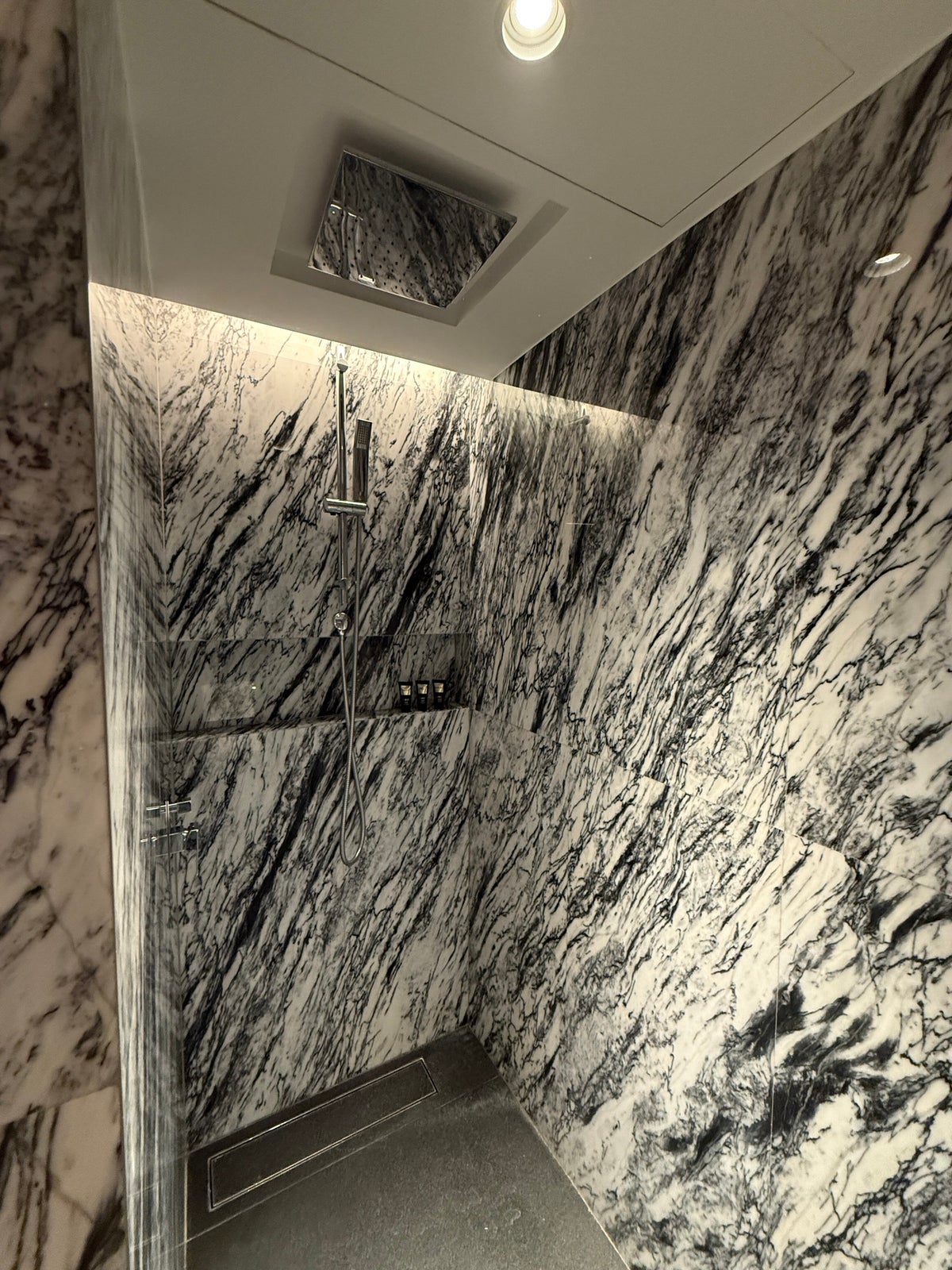 The Sukhothai Bangkok shower