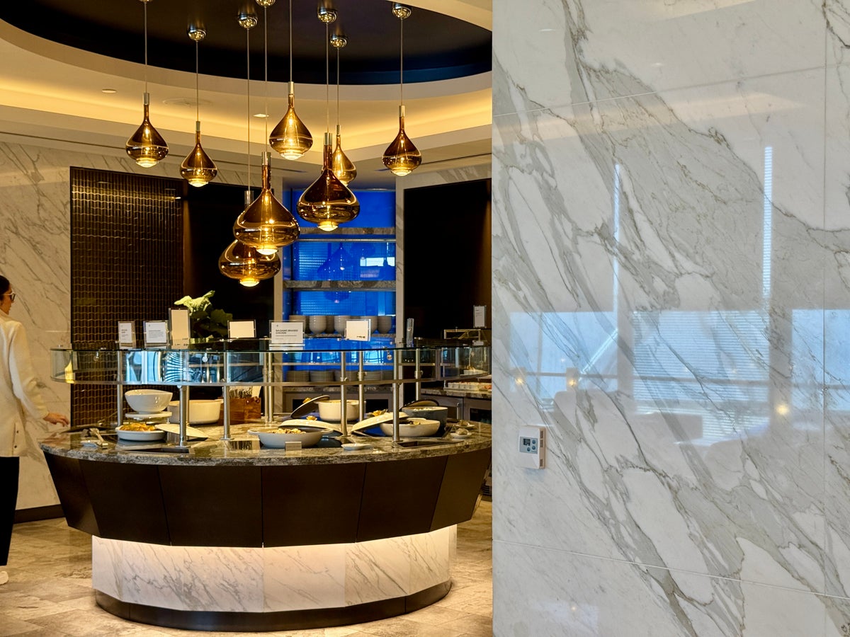 United Polaris Lounge Chicago Buffet