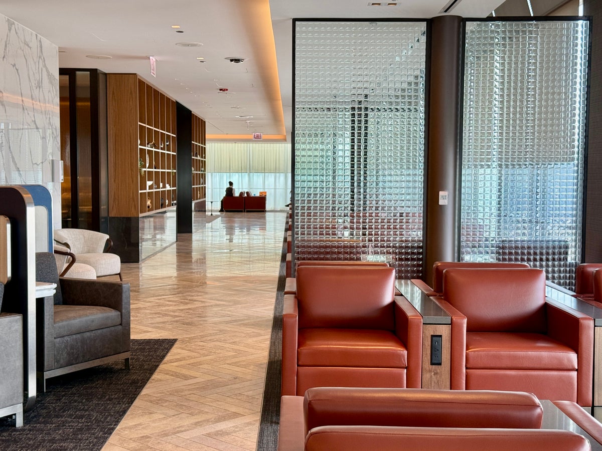 United Polaris Lounge Chicago Chairs With Translucent Glass