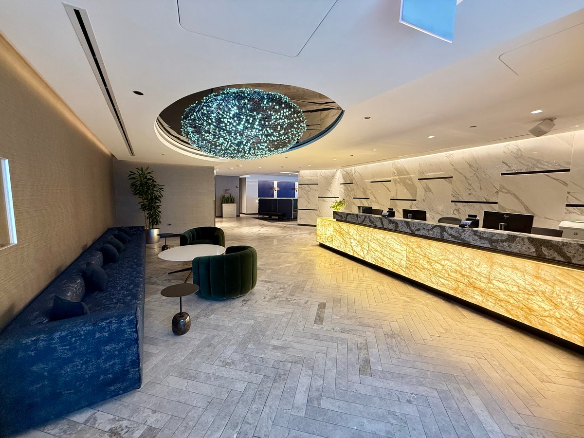 United Polaris Lounge Chicago Check in Desk