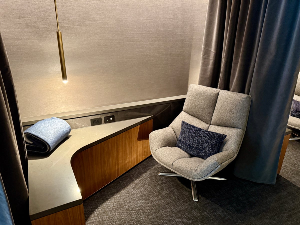 United Polaris Lounge Chicago Cozy Lounger