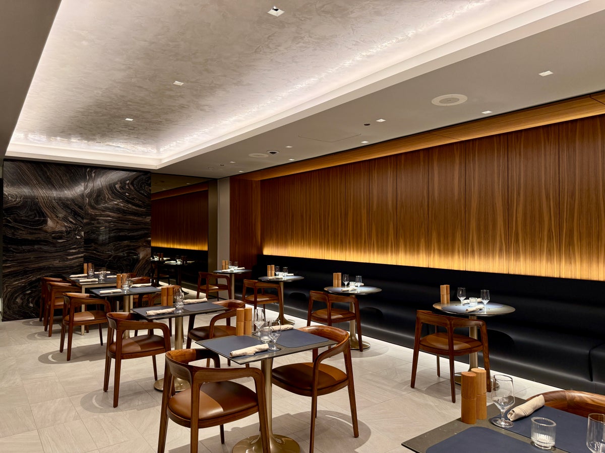 United Polaris Lounge Chicago Dining Room Seating Overview