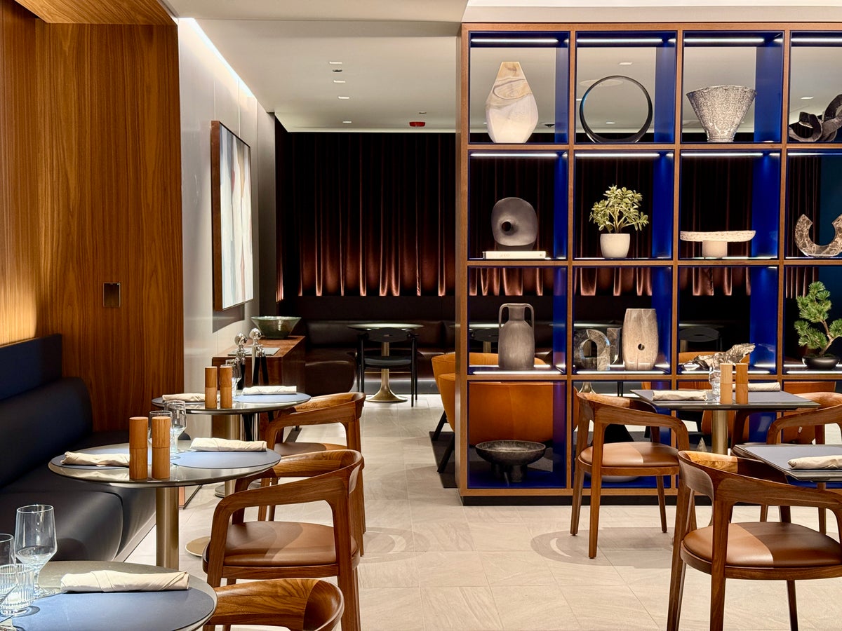 United Polaris Lounge Chicago Dining Room and Waiting Room