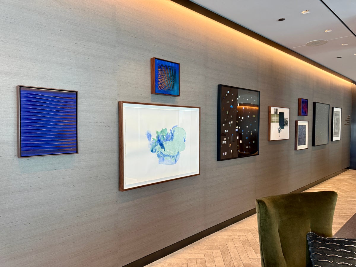 United Polaris Lounge Chicago Gallery Wall
