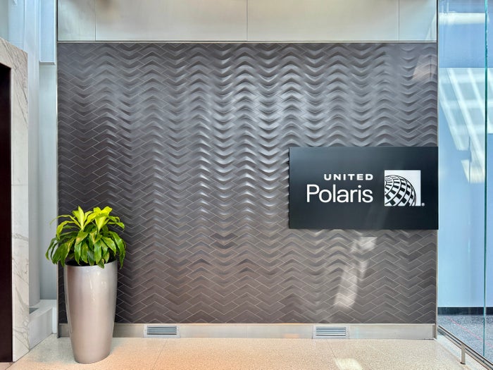United Polaris Lounge Chicago Interior Branding United Polaris Lounge Chicago Interior Branding
