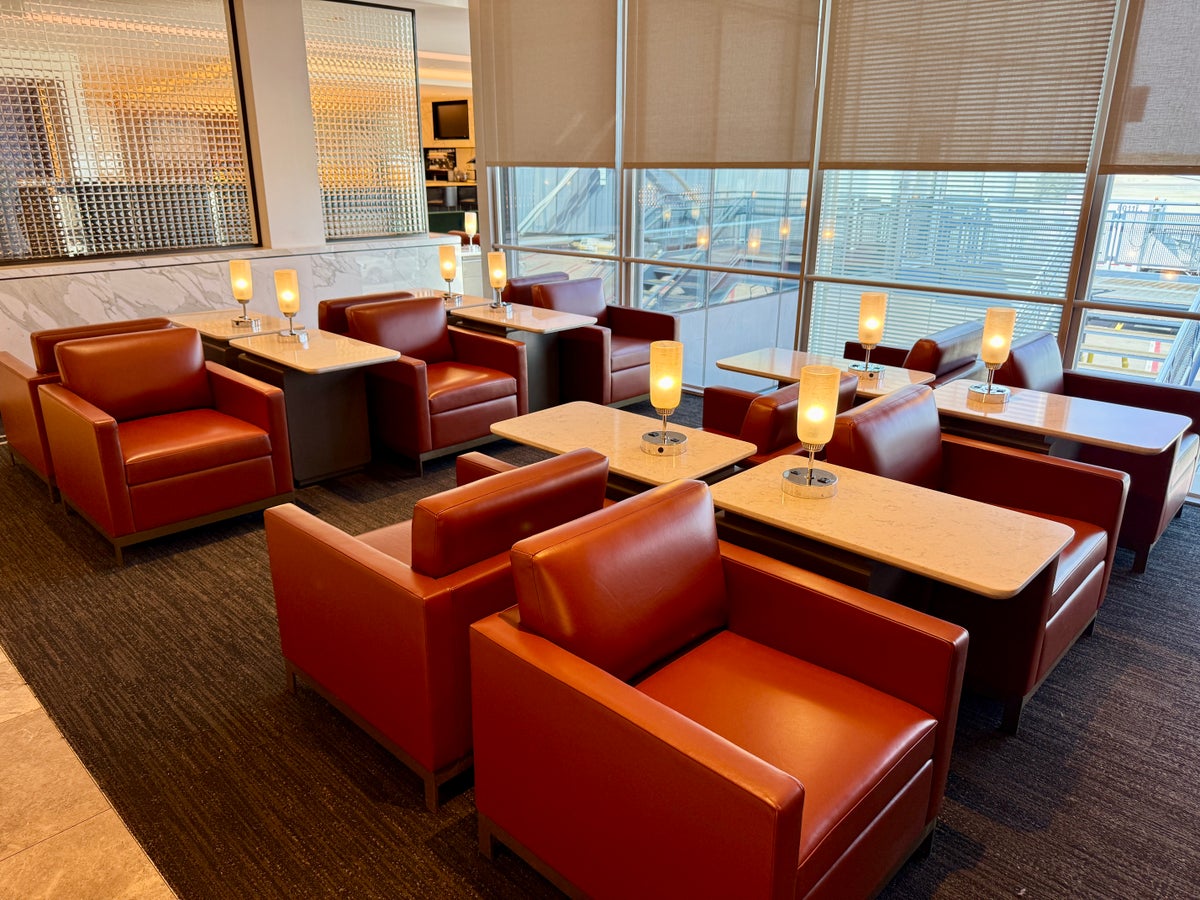 United Polaris Lounge Chicago Leather Arm Chairs With Tables