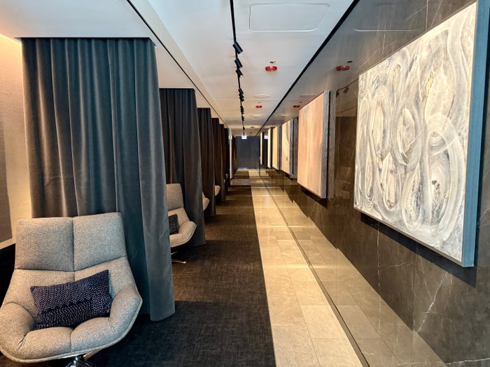 United Polaris Lounge Chicago Lounger Hallway United Polaris Lounge Chicago Lounger Hallway