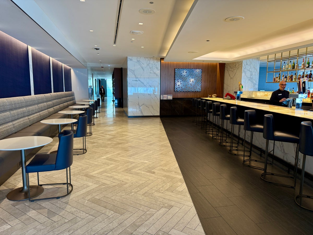 United Polaris Lounge Chicago Main Bar With Seating