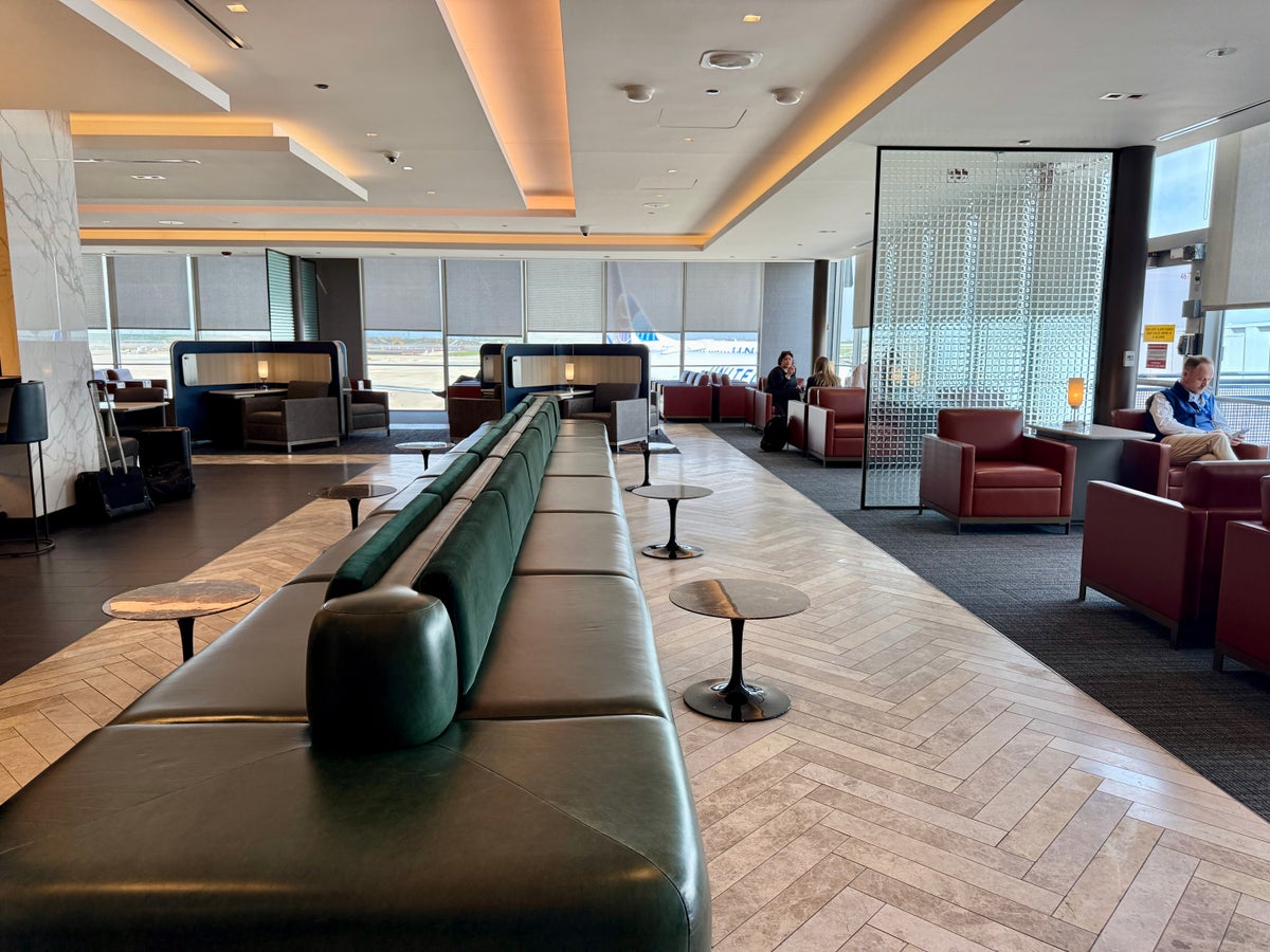 United Polaris Lounge Chicago Main Seating Area Bench