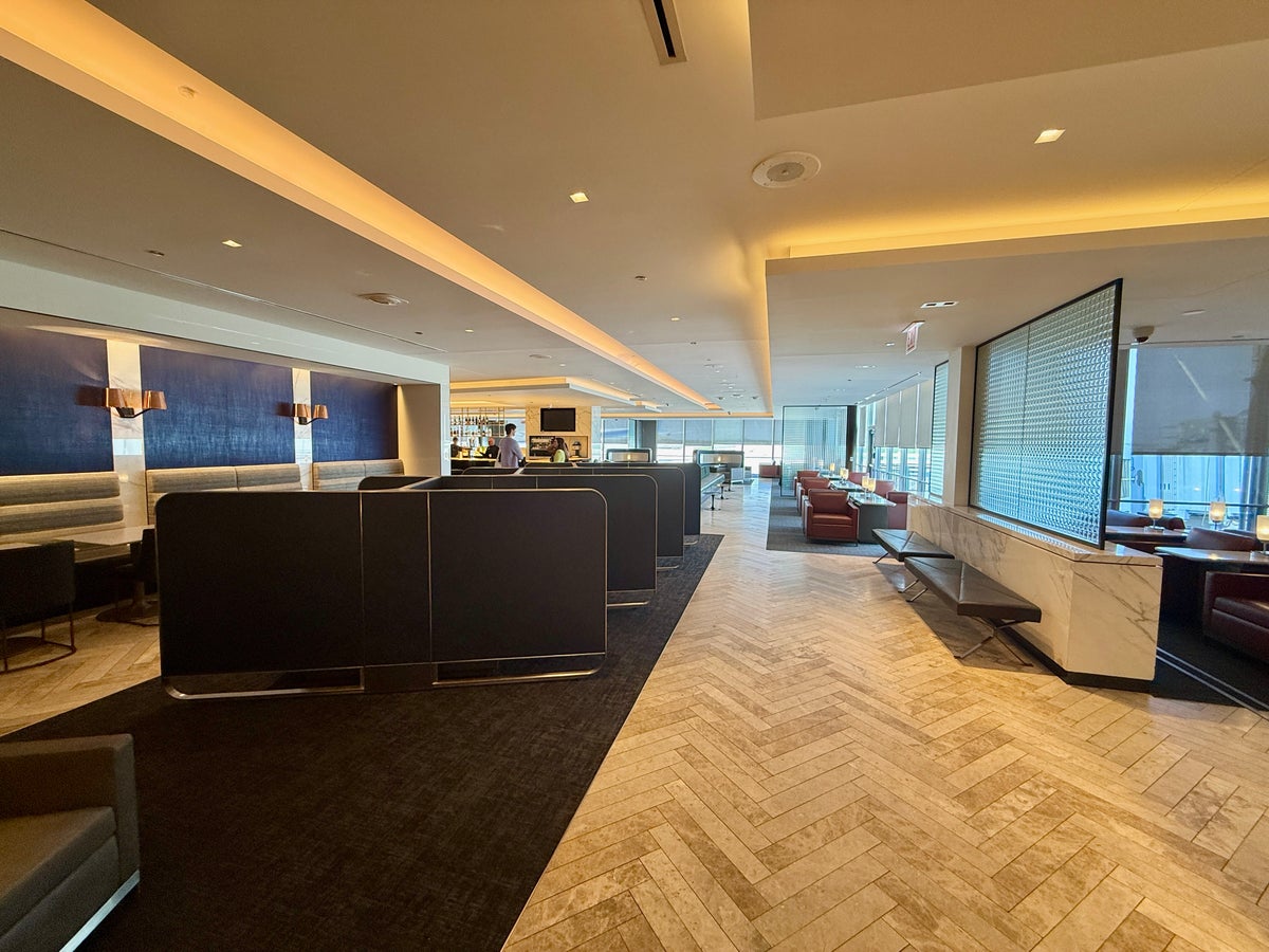 United Polaris Lounge Chicago Main Seating Area Overview