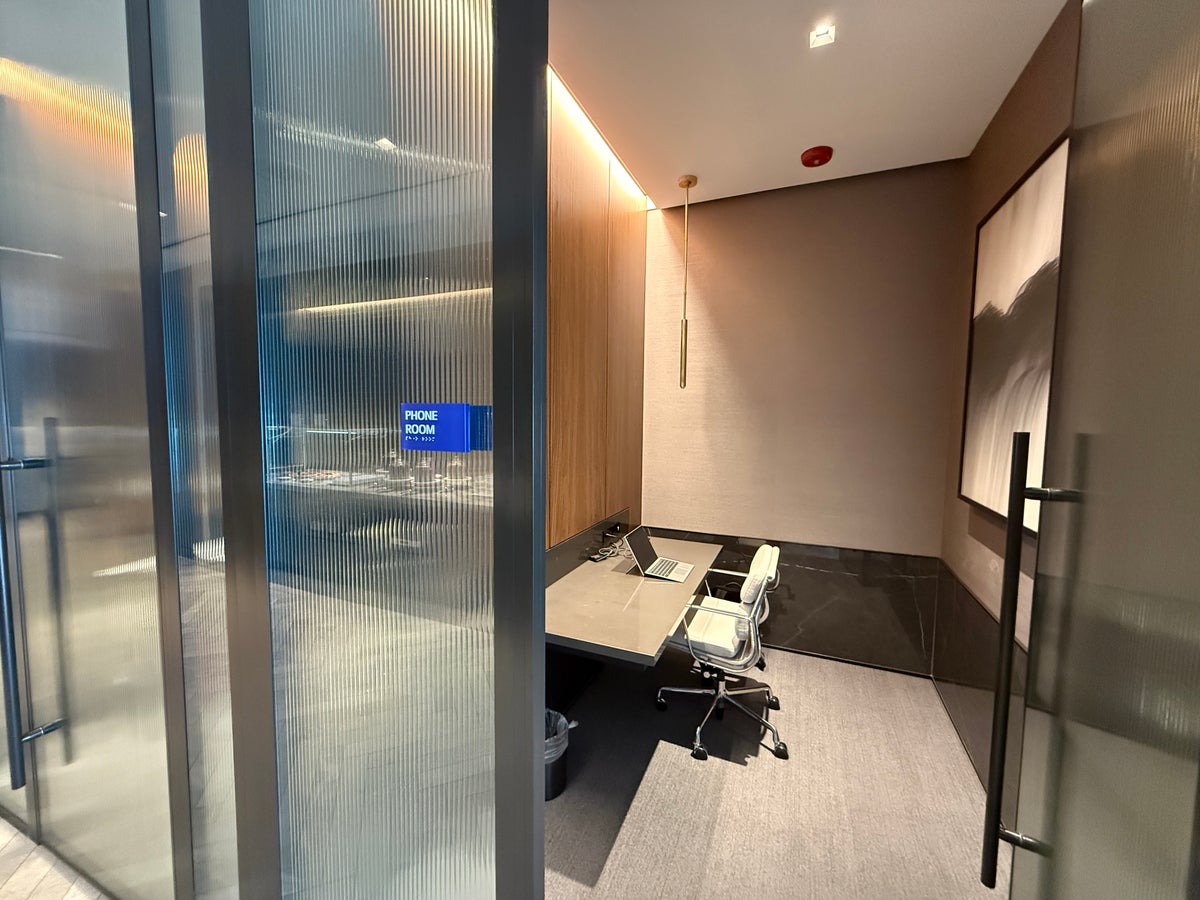 United Polaris Lounge Chicago Phone Room