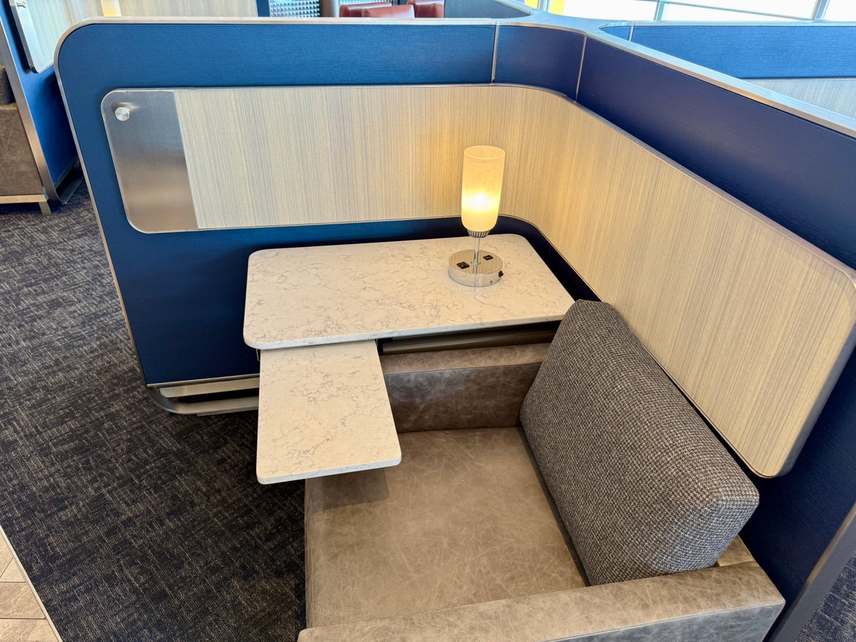 United Polaris Lounge Chicago Pod Chair Tables
