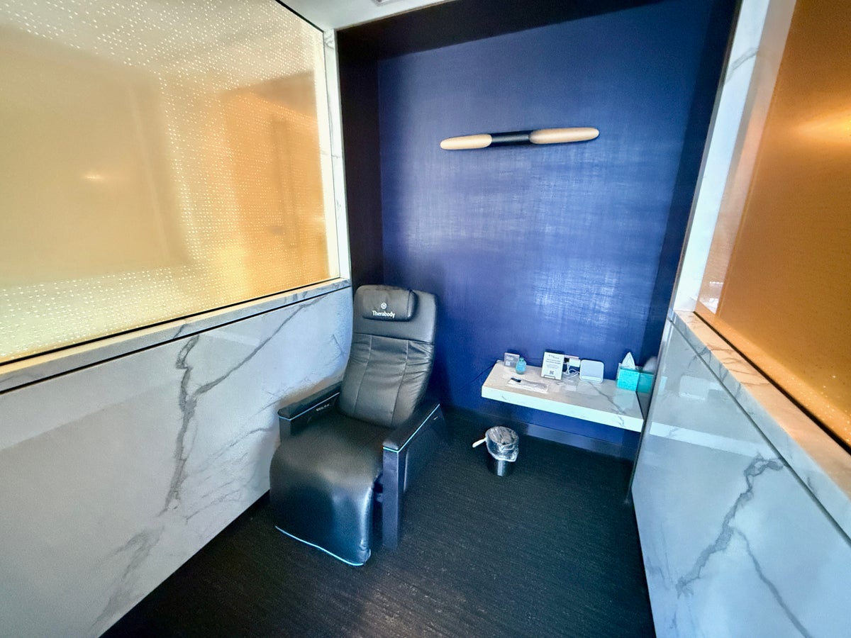 United Polaris Lounge Chicago Relaxation Room
