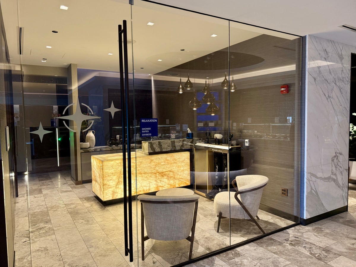 United Polaris Lounge Chicago Relaxation Wing Exterior