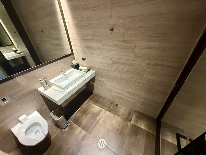 United Polaris Lounge Chicago Restroom United Polaris Lounge Chicago Restroom