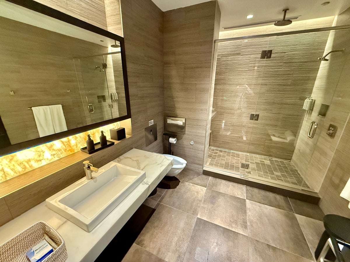United Polaris Lounge Chicago Shower Suite
