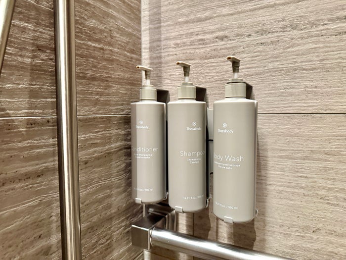 United Polaris Lounge Chicago Therabody Shower Toiletries United Polaris Lounge Chicago Therabody Shower Toiletries
