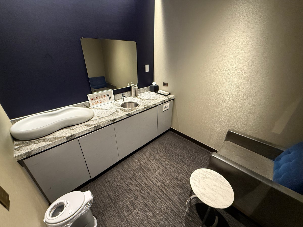United Polaris Lounge Chicago Wellness Room