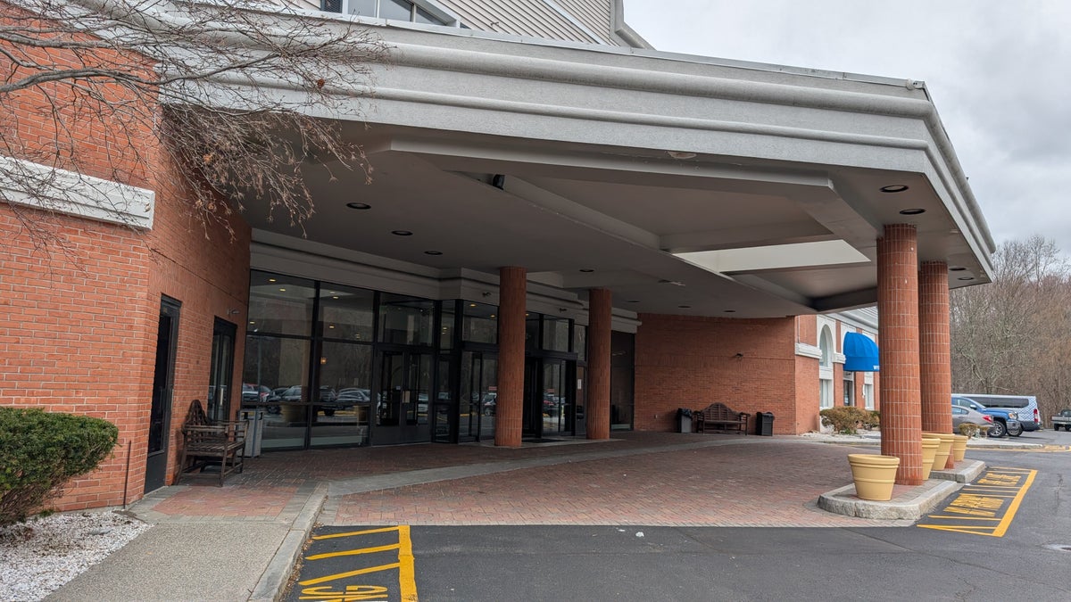 Wyndham Southbury covered entrance