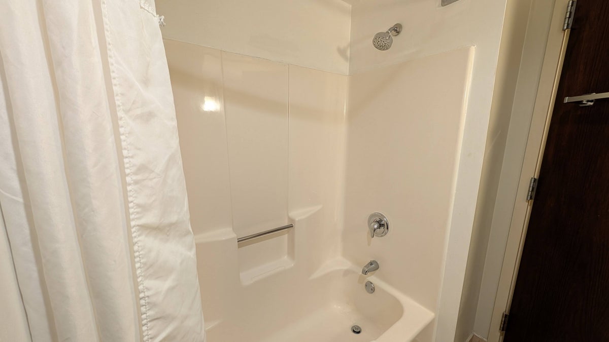 Wyndham Southbury guestroom bathroom shower