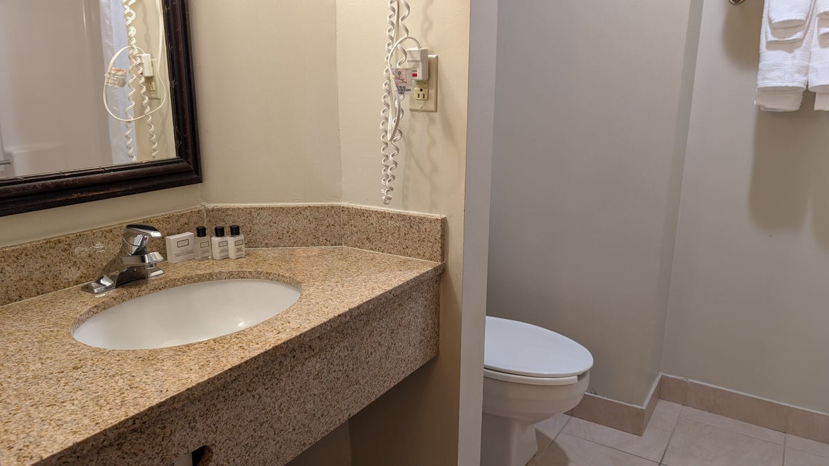 Wyndham Southbury guestroom bathroom