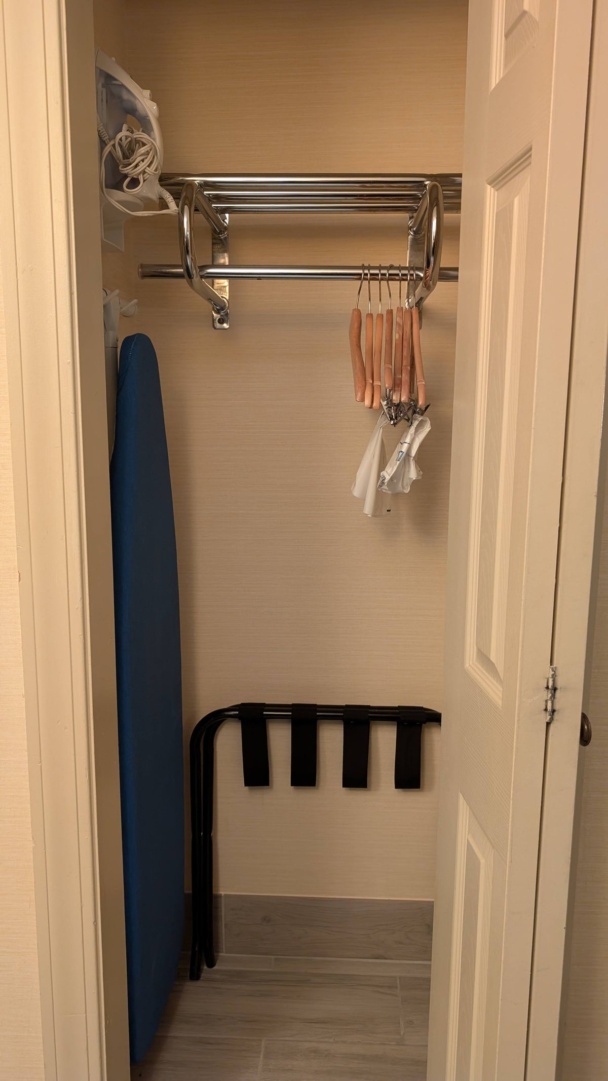 Wyndham Southbury guestroom closet