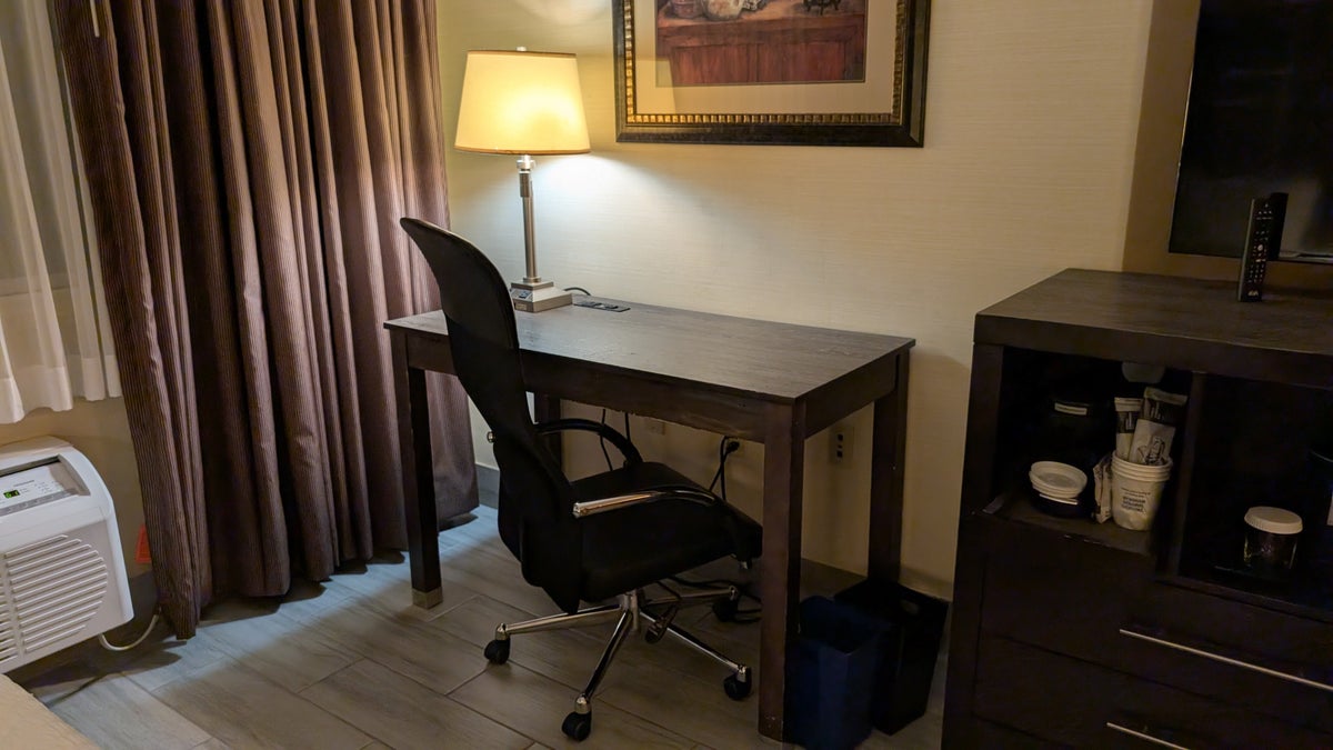 Wyndham Southbury guestroom desk