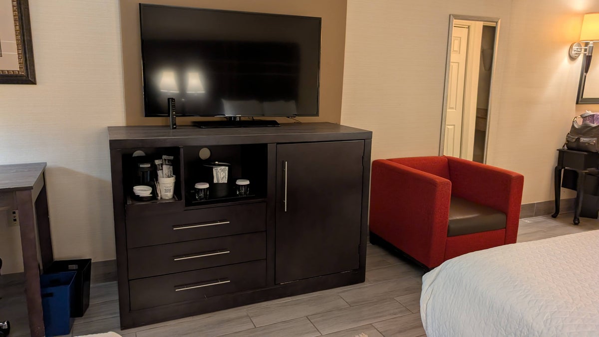 Wyndham Southbury guestroom dresser