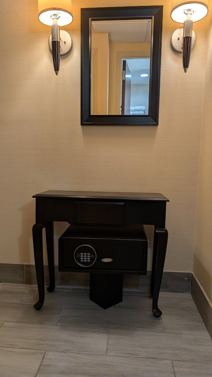 Wyndham Southbury guestroom entrance table and safe