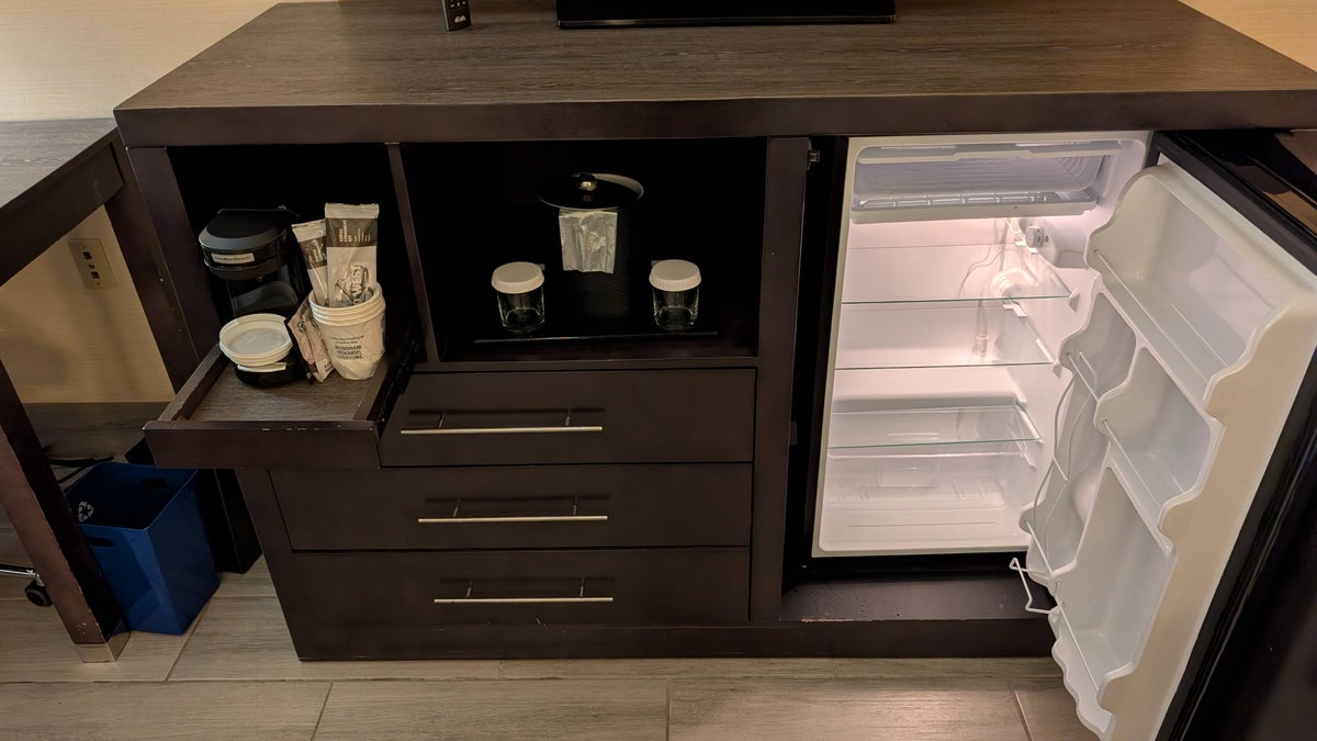 Wyndham Southbury guestroom minifridge and coffee