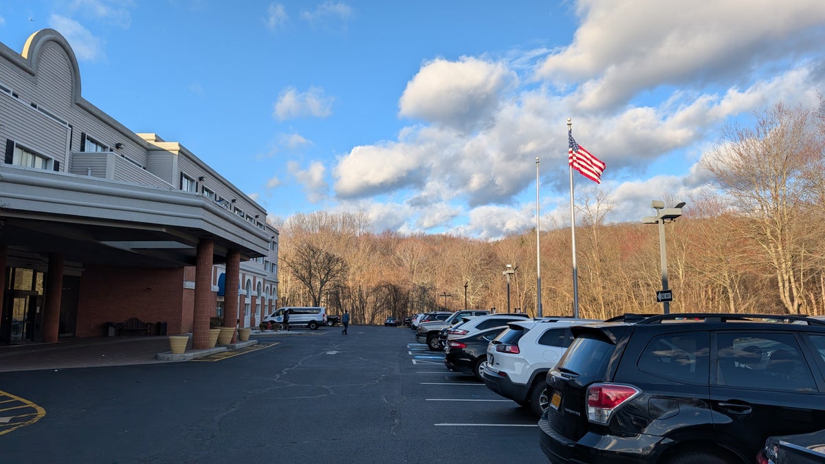 Wyndham Southbury parking and entrance