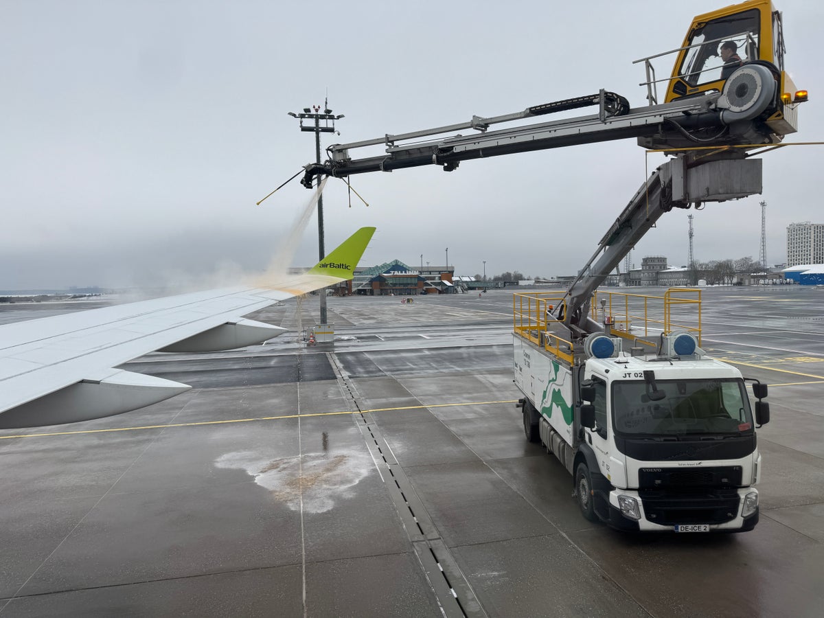 airBaltic A220 300 TLL OSL deicing