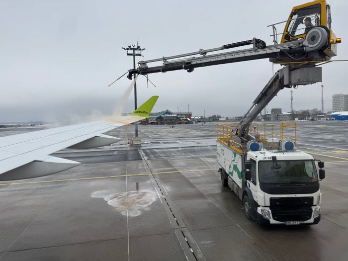 airBaltic A220 300 TLL OSL deicing