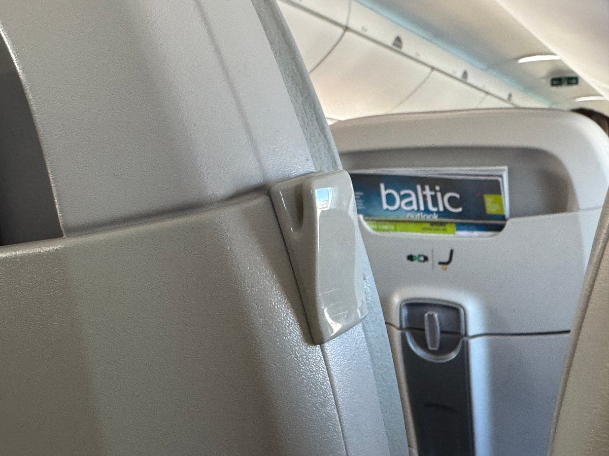airBaltic A220 300 TLL OSL hook