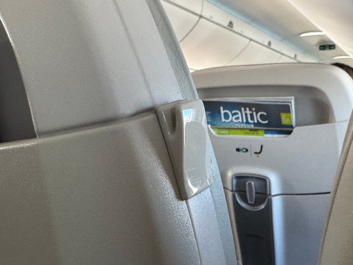 airBaltic A220 300 TLL OSL hook
