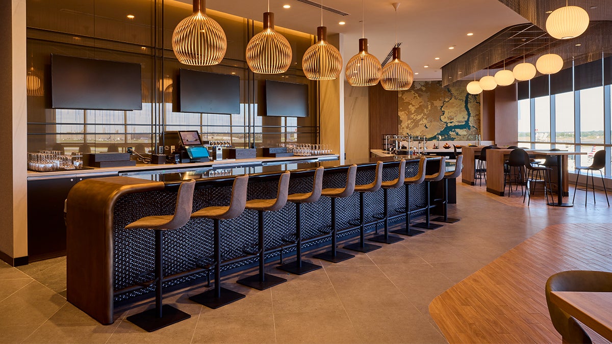 AA Admirals Club Lounge PHL